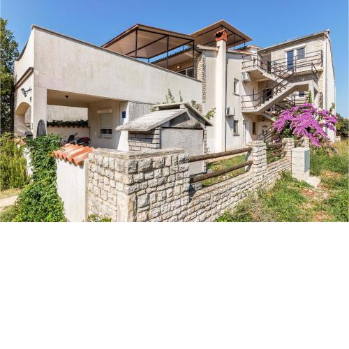 Amazing Apartment In Pula With Kitchen
