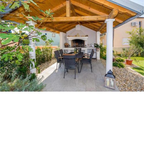 Amazing Apartment In Vrsi-Mulo With Kitchen