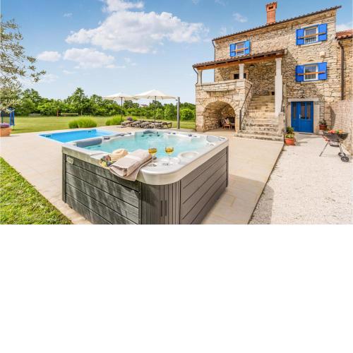 Amazing Home In Brscici With Jacuzzi