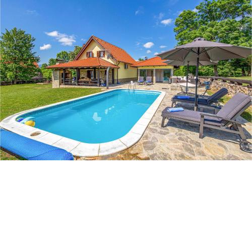 Amazing Home In Lovinac With Jacuzzi