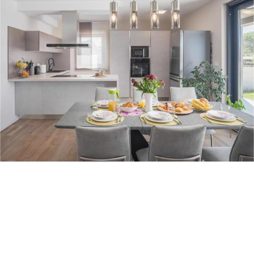 Amazing Home In Pula With Kitchen