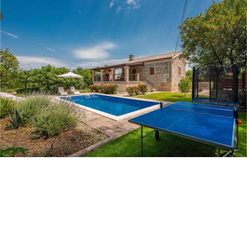 Amazing Home In Svet Vid Dobrinjski With Jacuzzi