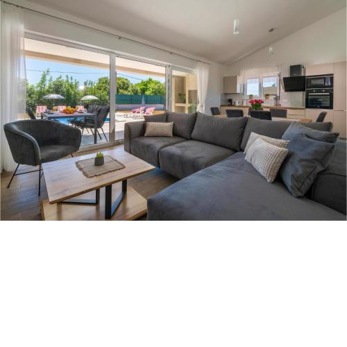 Amazing Home In Trget With Outdoor Swimming Pool