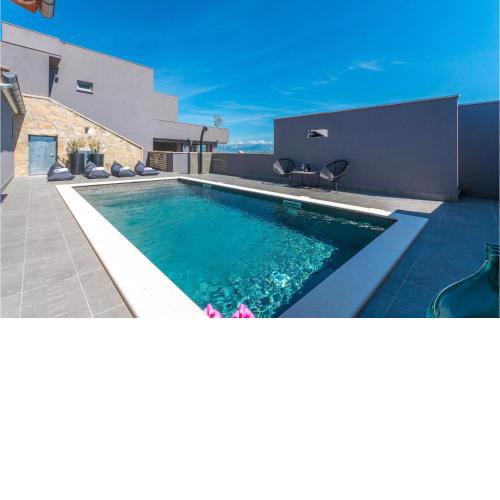 Amazing Home In Zagrad
