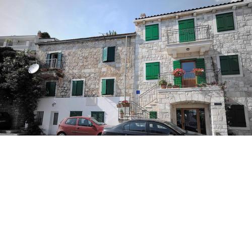 Antique apartment in the center of Brela