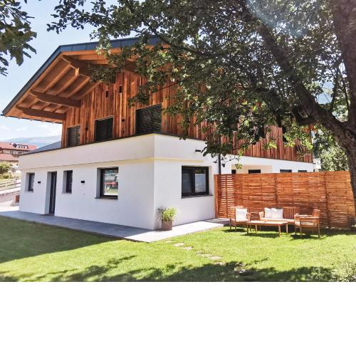 Apart Pair im Dorf