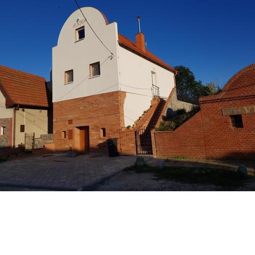 Apartmán ANNA s vinným sklepem Pouzdřany