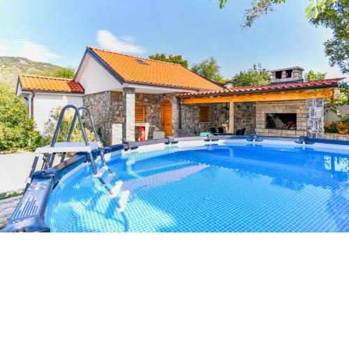 Apartman Lavanda sa bazenom i okućnicom 4*
