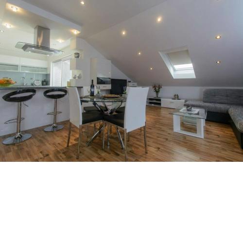 Apartman Lorena - with sea view near Old Town