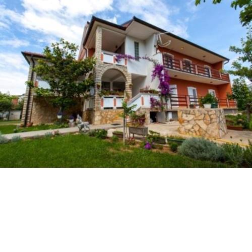 Apartmani J & B