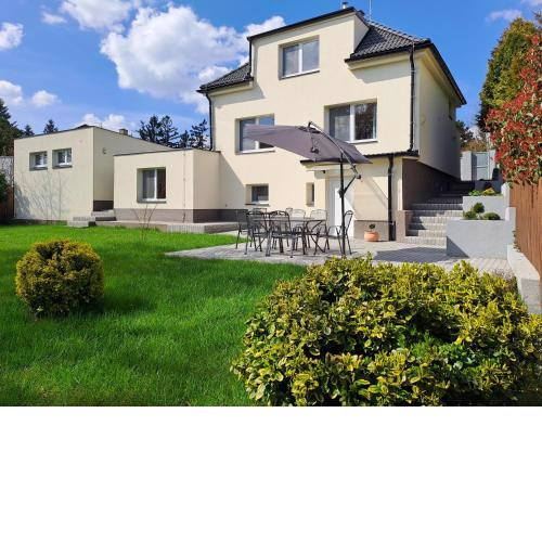 Apartmánový dům se zahradou v klidné části Prahy