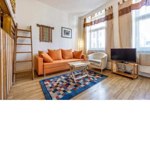 Apartment 5 stops away from city-centre