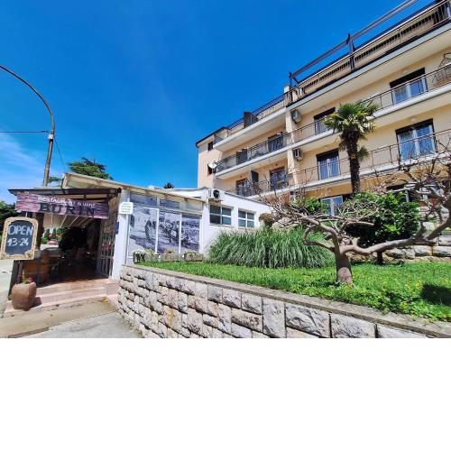 Apartment and Rooms Katunar