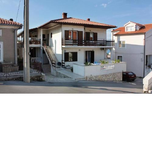 Apartment and Rooms Luka