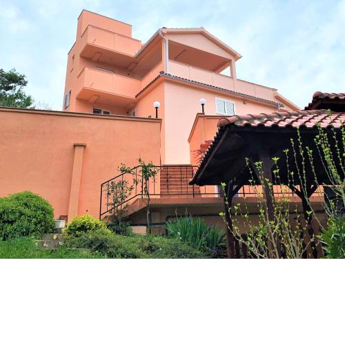 Apartment and Rooms Milak