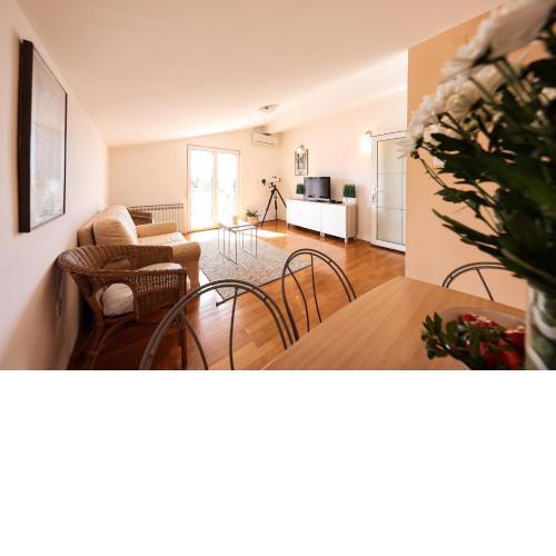 Apartment and Rooms Santini