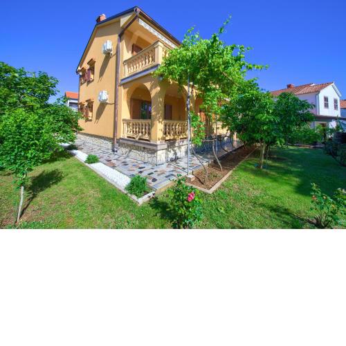 Apartment BAZINA - airconditioning, parking, 500m from the beach