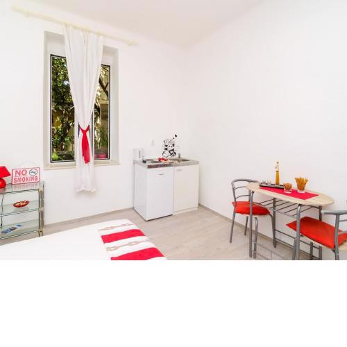Apartment Caceris - Comfort Studio Apartment with Terrace
