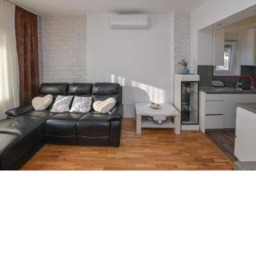 APARTMENT CENTER Ana