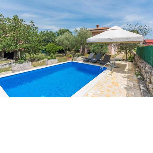 Apartment Cerin with Pool