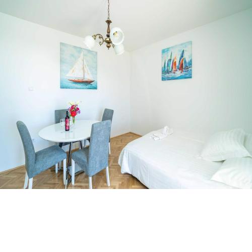 Apartment Debos - One-Bedroom Apartment with Balcony and Sea View