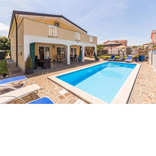 Apartment Dino - Three Bedroom Apartment with Pool