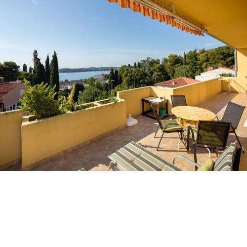 Apartment Draga with Sea View, Terrace & Parking