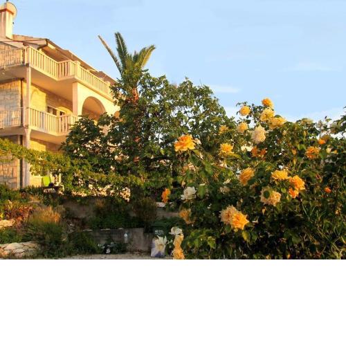 Apartment for two persons with sea view in Trogir near the beach