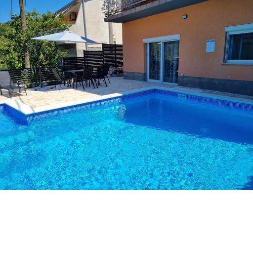 Apartment Gajo with swimming pool near Split