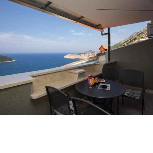 Apartment H&D - Two Bedroom Apartment with Balcony and Sea View