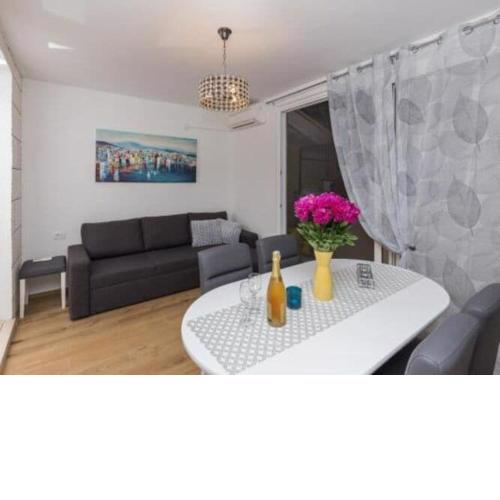 Apartment Hitri - One Bedroom Apartment with Terrace and Garden View