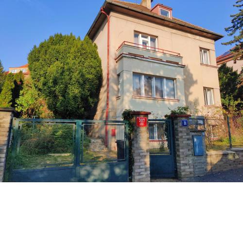 Apartment in house with private parking and garden