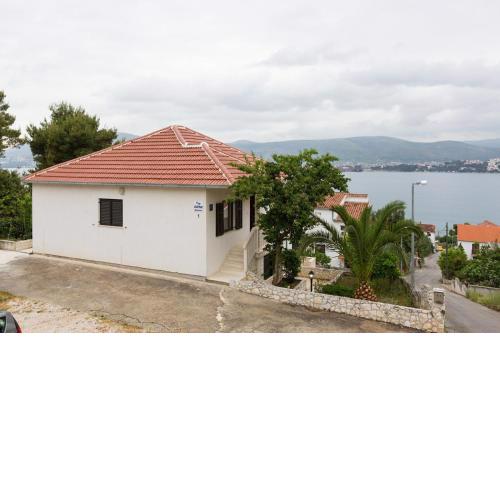 Apartment in Okrug Gornji with sea view, balcony, air conditioning, WiFi 5165-1