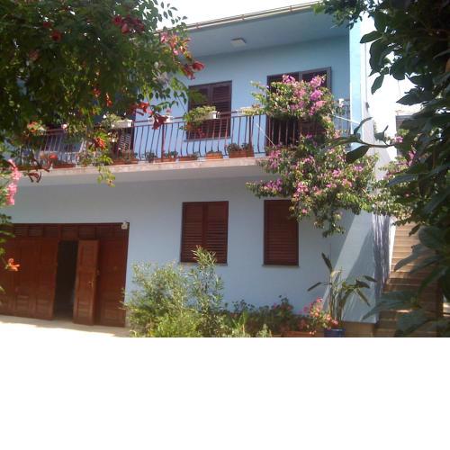Apartment in villa, big garden, private pool, close to beach and Zadar town