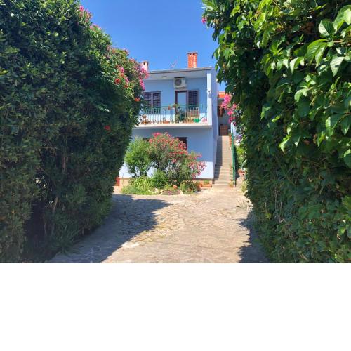 Apartment in villa, private pool, big garden, close to sea and Old Zadar town
