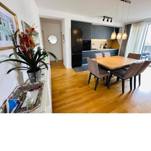 Apartment King With Private Parking