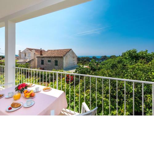 Apartment Lena - Three-Bedroom Apartment with Balcony and Sea View