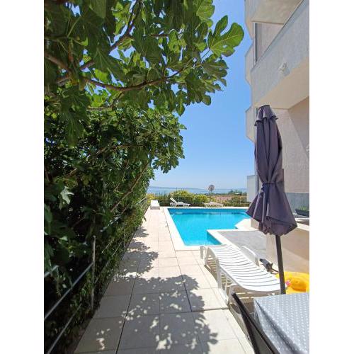 Apartment Lo - with swimming pool