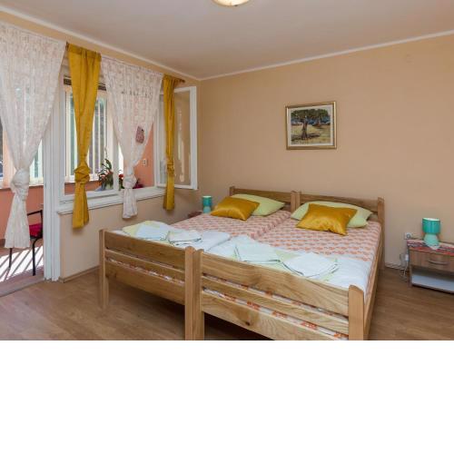 Apartment Lolo - Two Bedroom Apartment with Loggia and Street View