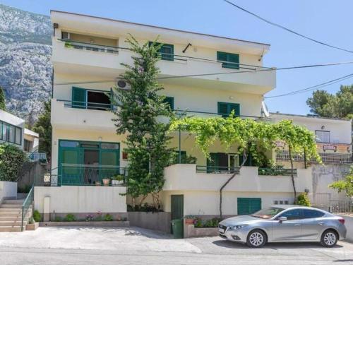 Apartment Mario in Makarska with a nice shady terrace