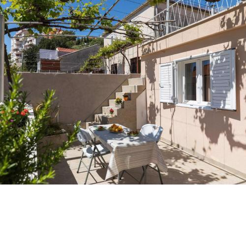 Apartment Meet & Greet- Studio Apartment with Terrace and Sea View