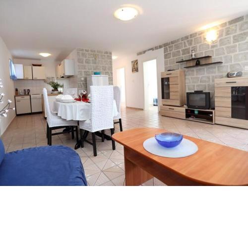 Apartment Meri - Two Bedroom Apartment with Balcony