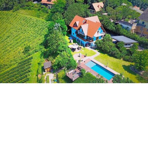Apartment mit Pool und Aussicht