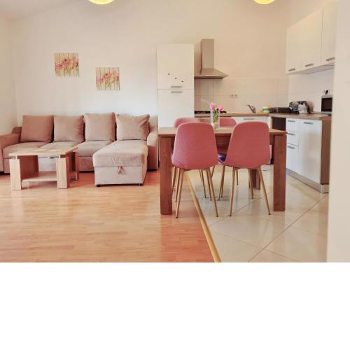 Apartment Nora near the beach