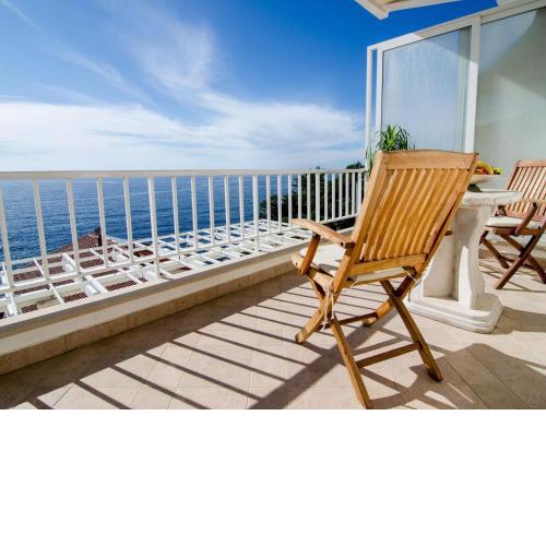 Apartment Paco - Three-Bedroom Apartment with Balcony and Sea View