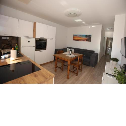 Apartment Pilly with private parking and terrace