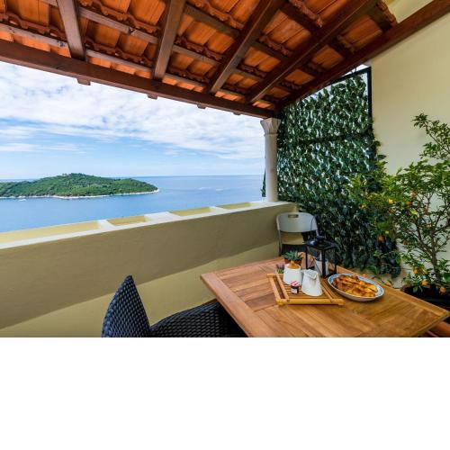 Apartment Reale - One Bedroom Apartment with Balcony and Sea View