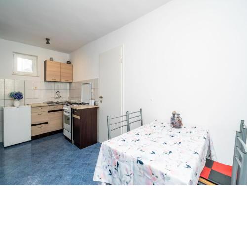 Apartment & Rooms Alan - Double Room with Shared Bathroom 2