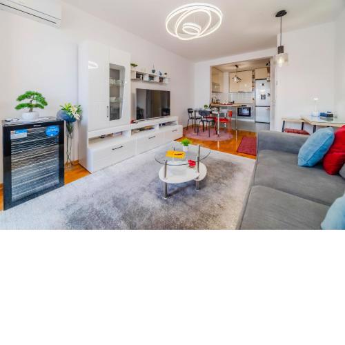 Apartment Saga With Terrace And Parking - Happy Rentals
