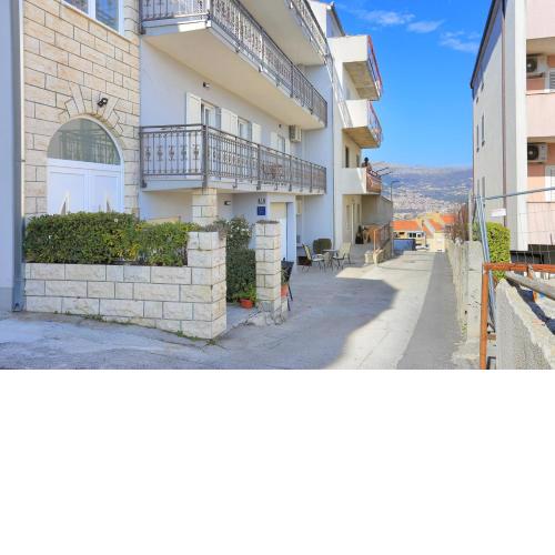 Apartment Split 11518a